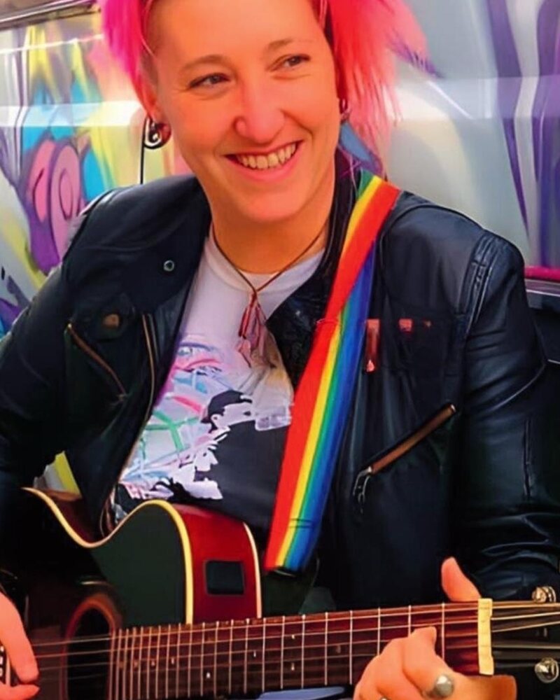 HelenOnEarth with her twelve-string guitar.